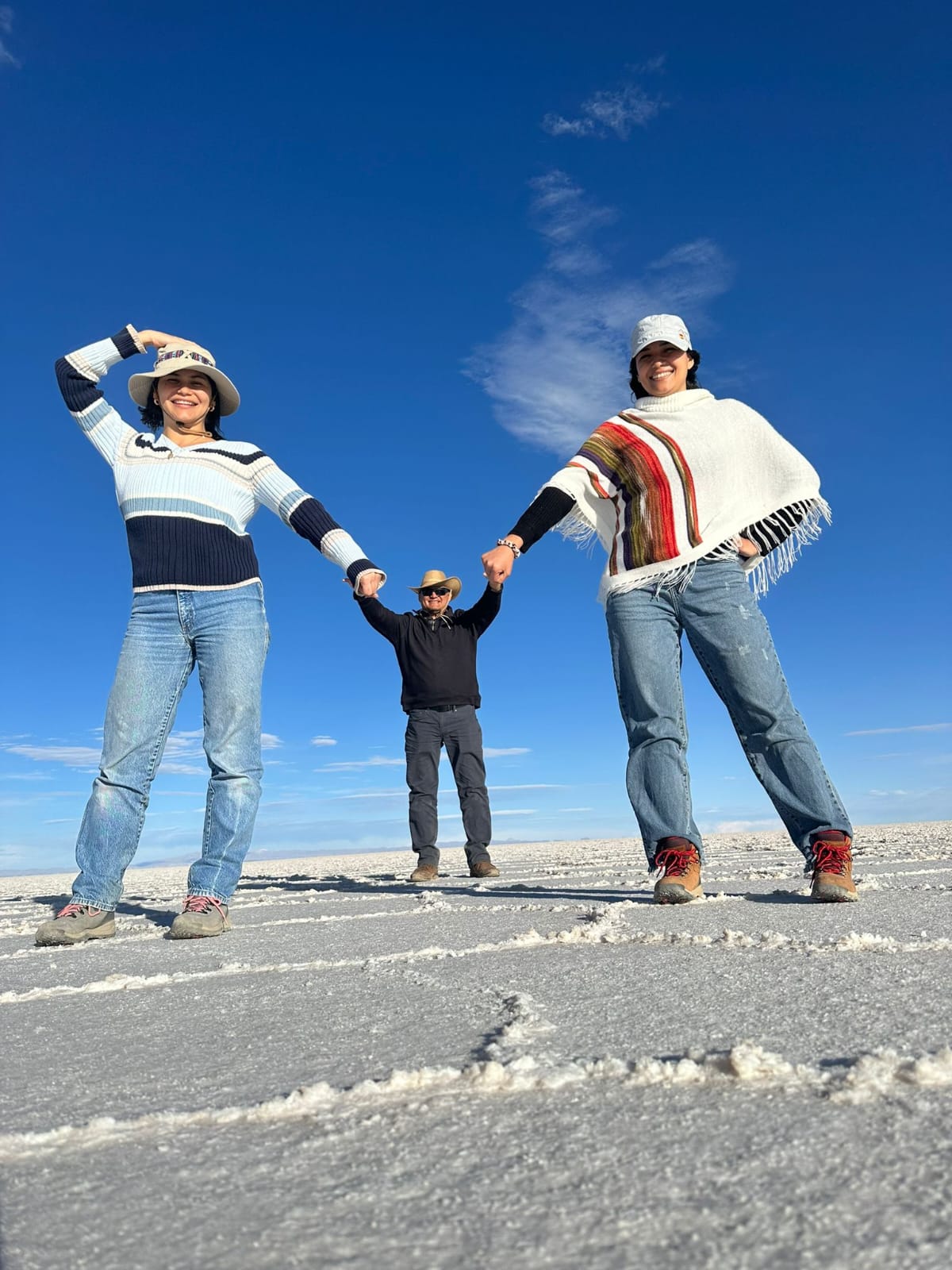 Tres personas en el salar